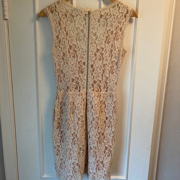 Light pink lace dress - Picture 3 of 3